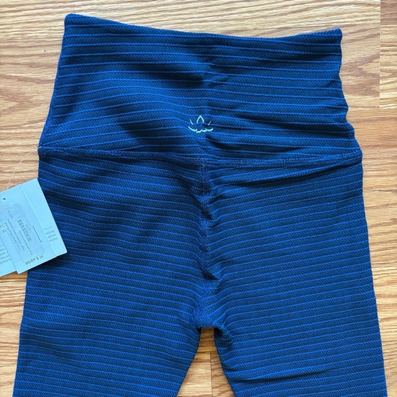 Beyond Yoga Desert Border High Waisted Midi Leggings Blue Red Striped XSmall NWT - Picture 4 of 7